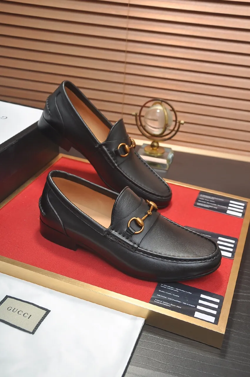 Men's shoes💰500💶Italy's top luxury men's shoe giant (GUCCI) (Gucci) (full cowhide lining) new arrival🍃Original European style🔰 Pleasant to the eye😍In order to make the shoes more durable and non-deformable🌀The production continues to follow traditional methods but there is still no lack of innovation💪Choose original sheepskin for the leather♻️ Smooth and natural And extra bright ⭐Made of imported cowhide, the first choice of rich people 38-45 (45 customized)
